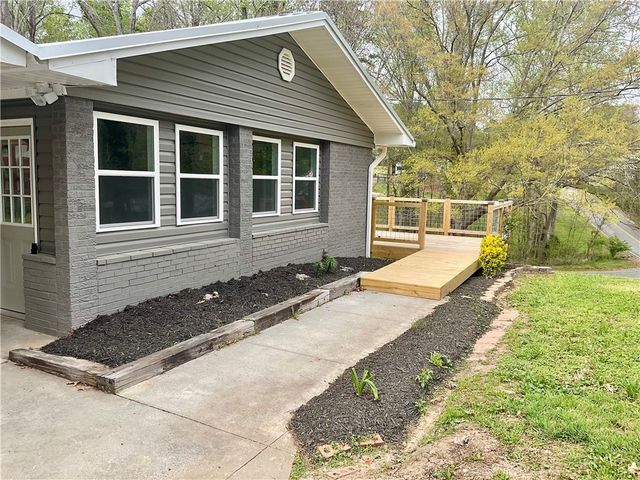 208 Shannon Forest Drive, Westminster, SC 29693