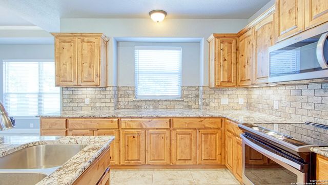 108 Parkcrest, Floresville, TX 78114