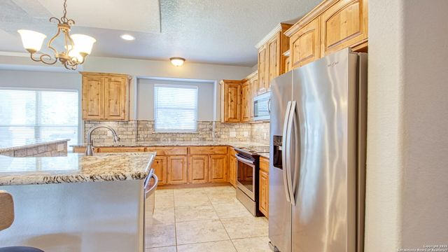 108 Parkcrest, Floresville, TX 78114