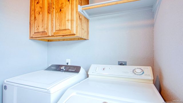 108 Parkcrest, Floresville, TX 78114