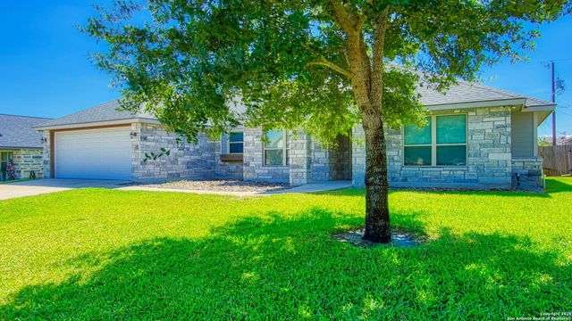 108 Parkcrest, Floresville, TX 78114