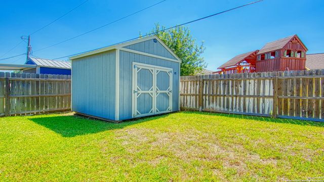 108 Parkcrest, Floresville, TX 78114