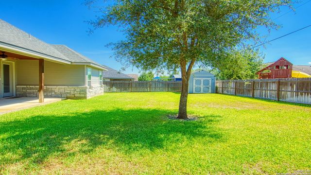 108 Parkcrest, Floresville, TX 78114
