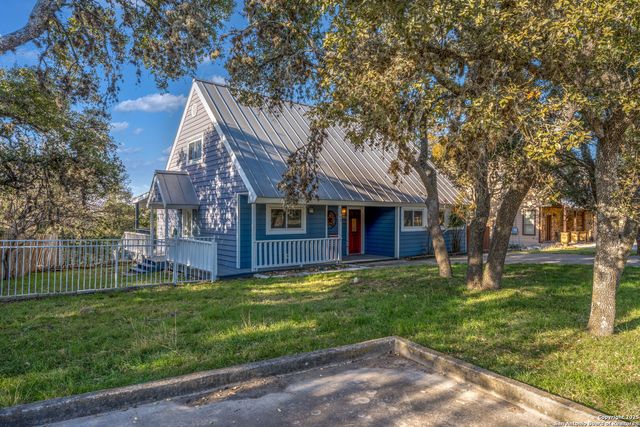 1262 Paradise Dr, Canyon Lake, TX 78133