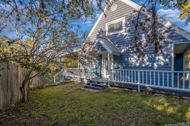 1262 Paradise Dr, Canyon Lake, TX 78133