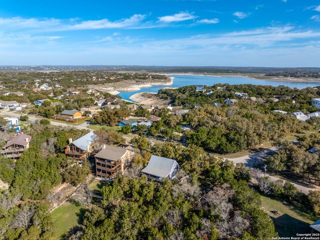 1262 Paradise Dr, Canyon Lake, TX 78133