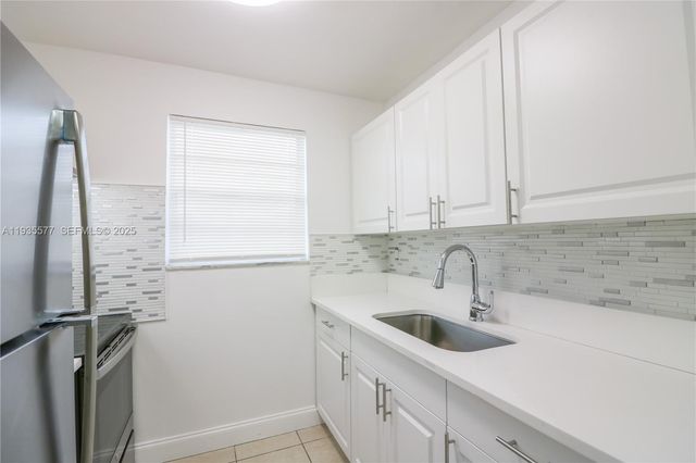 400 NE 1st St 107, Hallandale Beach, FL 33009