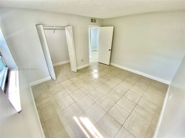 400 NE 1st St 107, Hallandale Beach, FL 33009