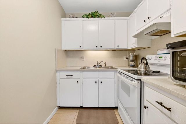 3160 Lake Osborne Drive 109, Lake Worth Beach, FL 33461