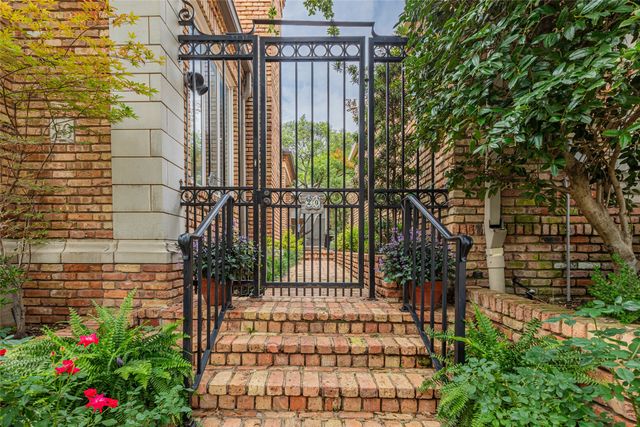 20 Stonecourt Circle, Dallas, TX 75225