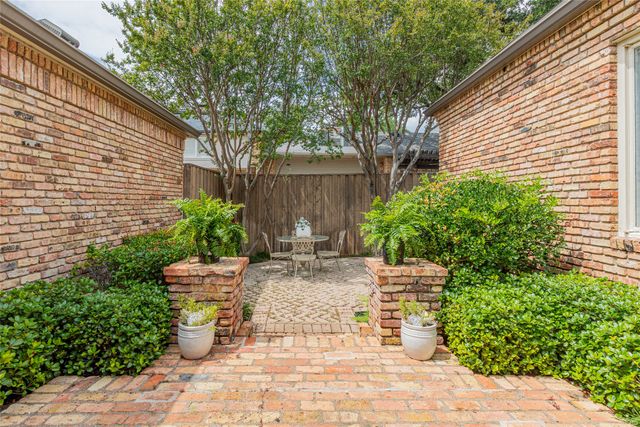 20 Stonecourt Circle, Dallas, TX 75225