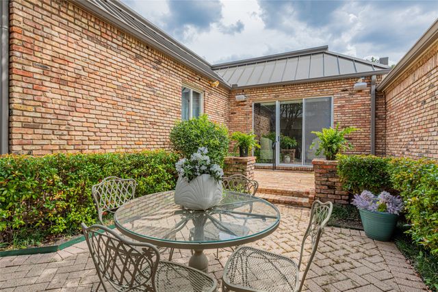 20 Stonecourt Circle, Dallas, TX 75225