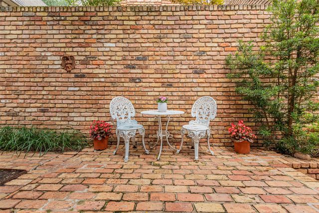 20 Stonecourt Circle, Dallas, TX 75225
