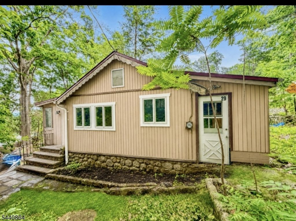 29 Ferris Ln, Jefferson Twp., NJ 07438