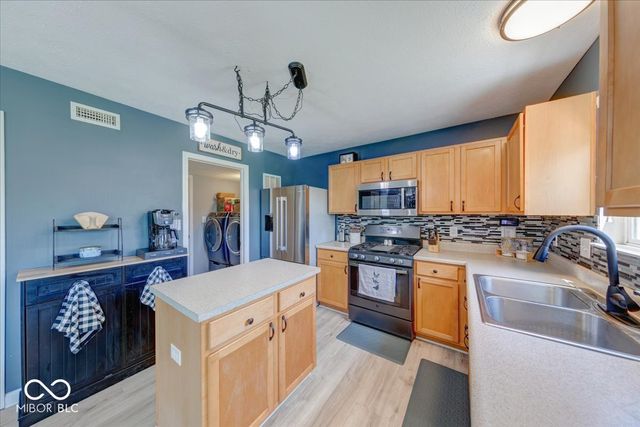 2705 Camelot Way, Greenwood, IN 46143