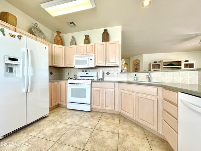 9524 N Twinkling Shadows Way, Tucson, AZ 85743