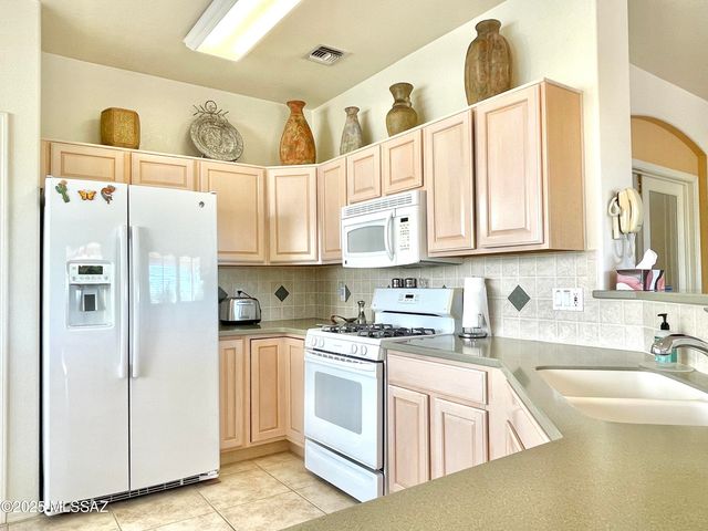 9524 N Twinkling Shadows Way, Tucson, AZ 85743