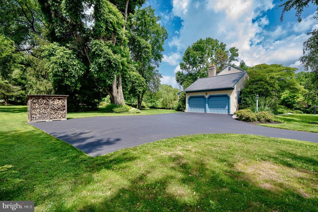 2390 PINEVIEW DR, Malvern, PA 19355