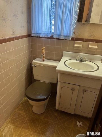 908 VIRGINIA Avenue, Taylorville, IL 62568