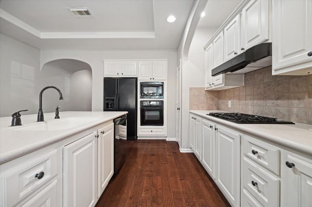 6 Douvaine Court, The Woodlands, TX 77382