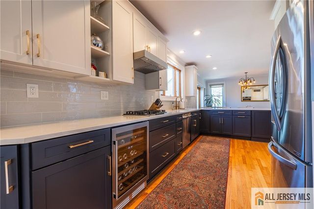 25 Hillcrest Drive, Piscataway, NJ 08854