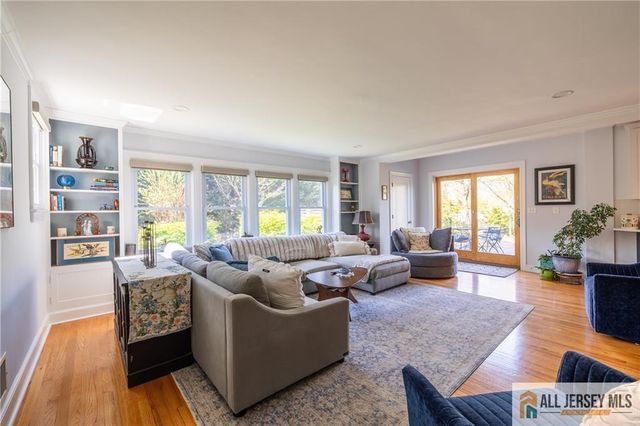 25 Hillcrest Drive, Piscataway, NJ 08854