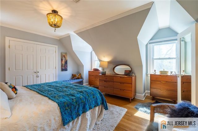 25 Hillcrest Drive, Piscataway, NJ 08854