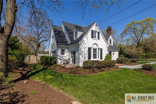 25 Hillcrest Drive, Piscataway, NJ 08854