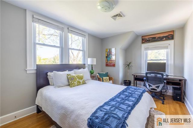 25 Hillcrest Drive, Piscataway, NJ 08854