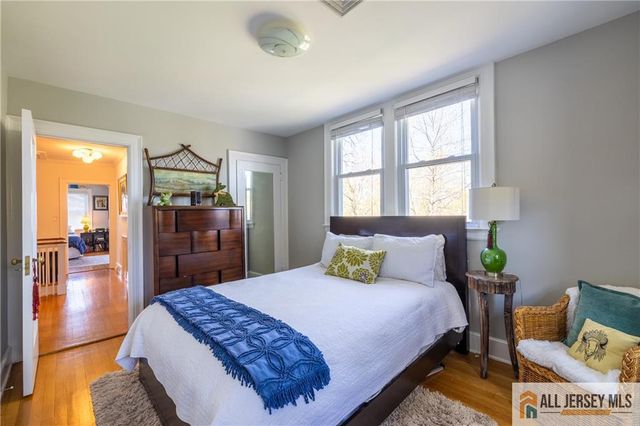 25 Hillcrest Drive, Piscataway, NJ 08854