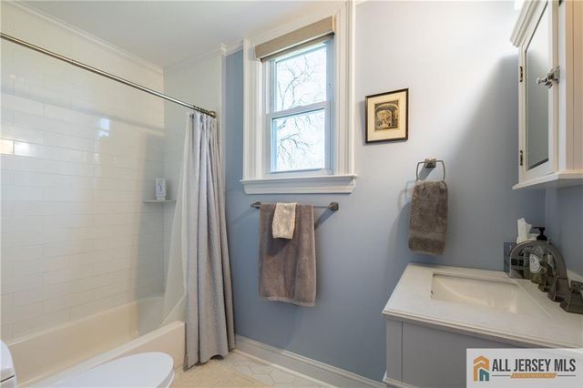 25 Hillcrest Drive, Piscataway, NJ 08854