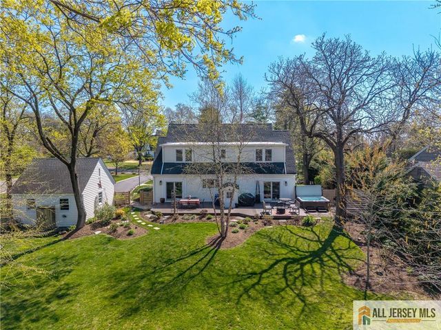 25 Hillcrest Drive, Piscataway, NJ 08854