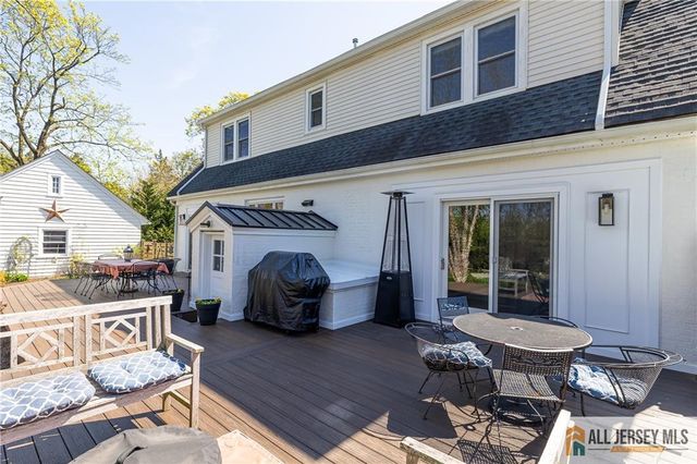 25 Hillcrest Drive, Piscataway, NJ 08854