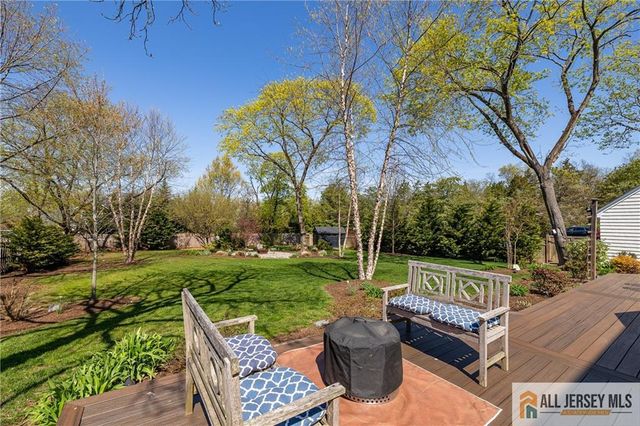 25 Hillcrest Drive, Piscataway, NJ 08854