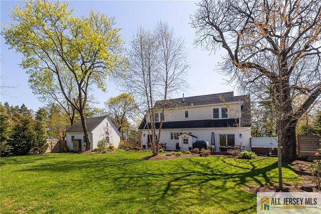 25 Hillcrest Drive, Piscataway, NJ 08854