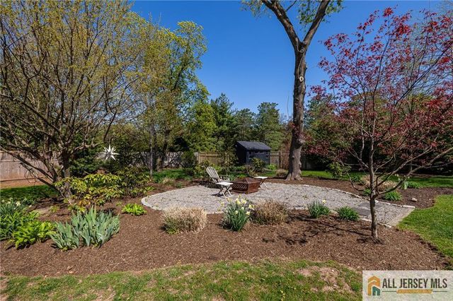 25 Hillcrest Drive, Piscataway, NJ 08854