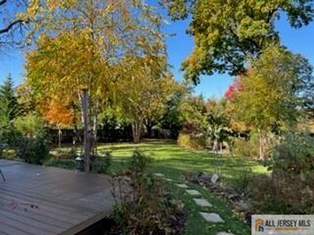 25 Hillcrest Drive, Piscataway, NJ 08854