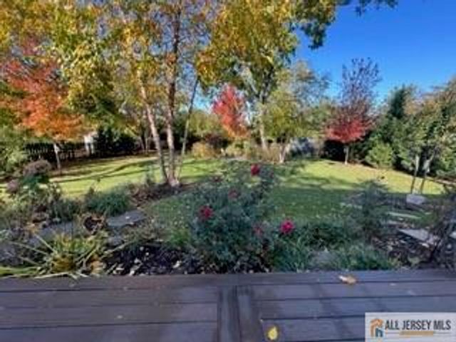 25 Hillcrest Drive, Piscataway, NJ 08854