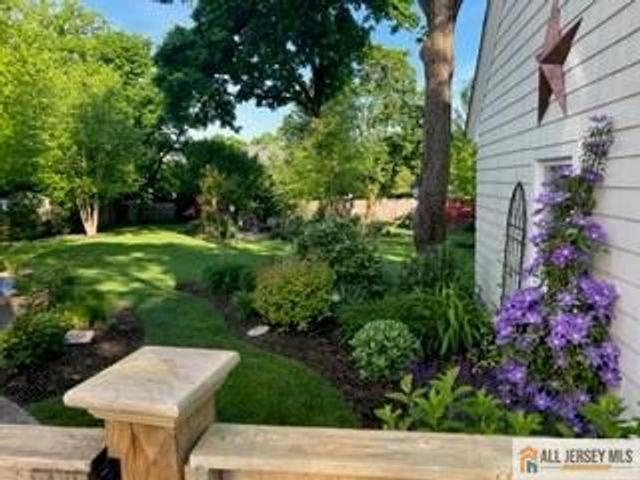 25 Hillcrest Drive, Piscataway, NJ 08854