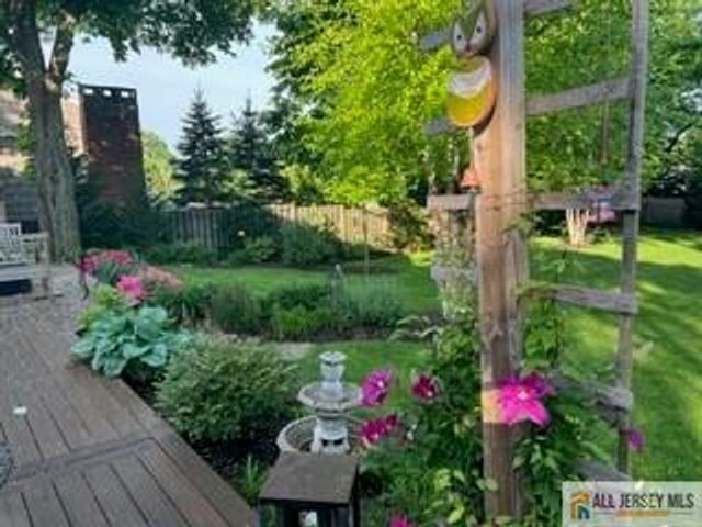 25 Hillcrest Drive, Piscataway, NJ 08854