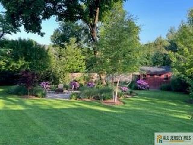 25 Hillcrest Drive, Piscataway, NJ 08854