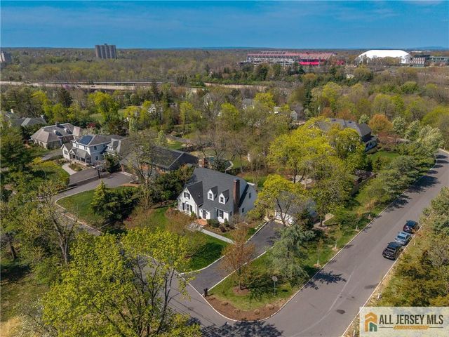 25 Hillcrest Drive, Piscataway, NJ 08854