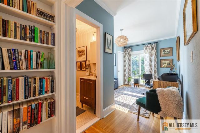 25 Hillcrest Drive, Piscataway, NJ 08854