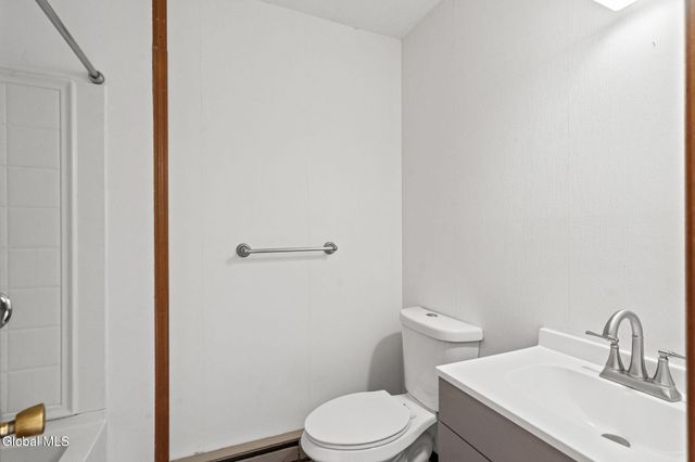 756 Hampshire Seat, Niskayuna, NY 12309