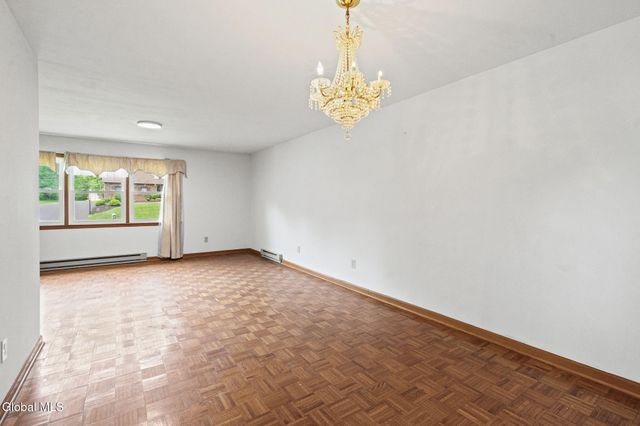 756 Hampshire Seat, Niskayuna, NY 12309