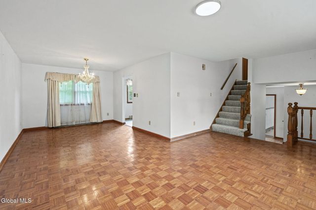756 Hampshire Seat, Niskayuna, NY 12309