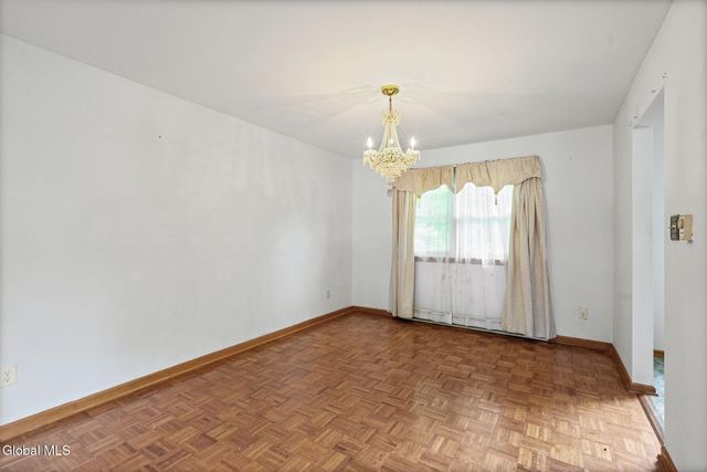 756 Hampshire Seat, Niskayuna, NY 12309