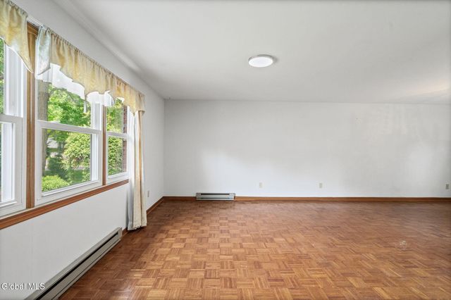 756 Hampshire Seat, Niskayuna, NY 12309
