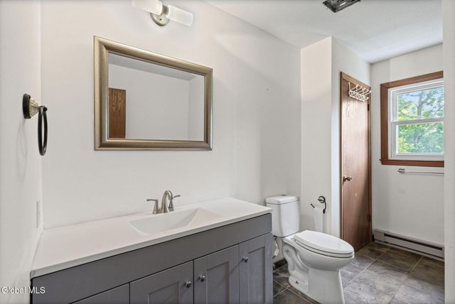 756 Hampshire Seat, Niskayuna, NY 12309