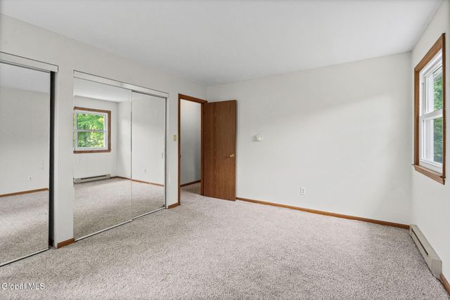 756 Hampshire Seat, Niskayuna, NY 12309